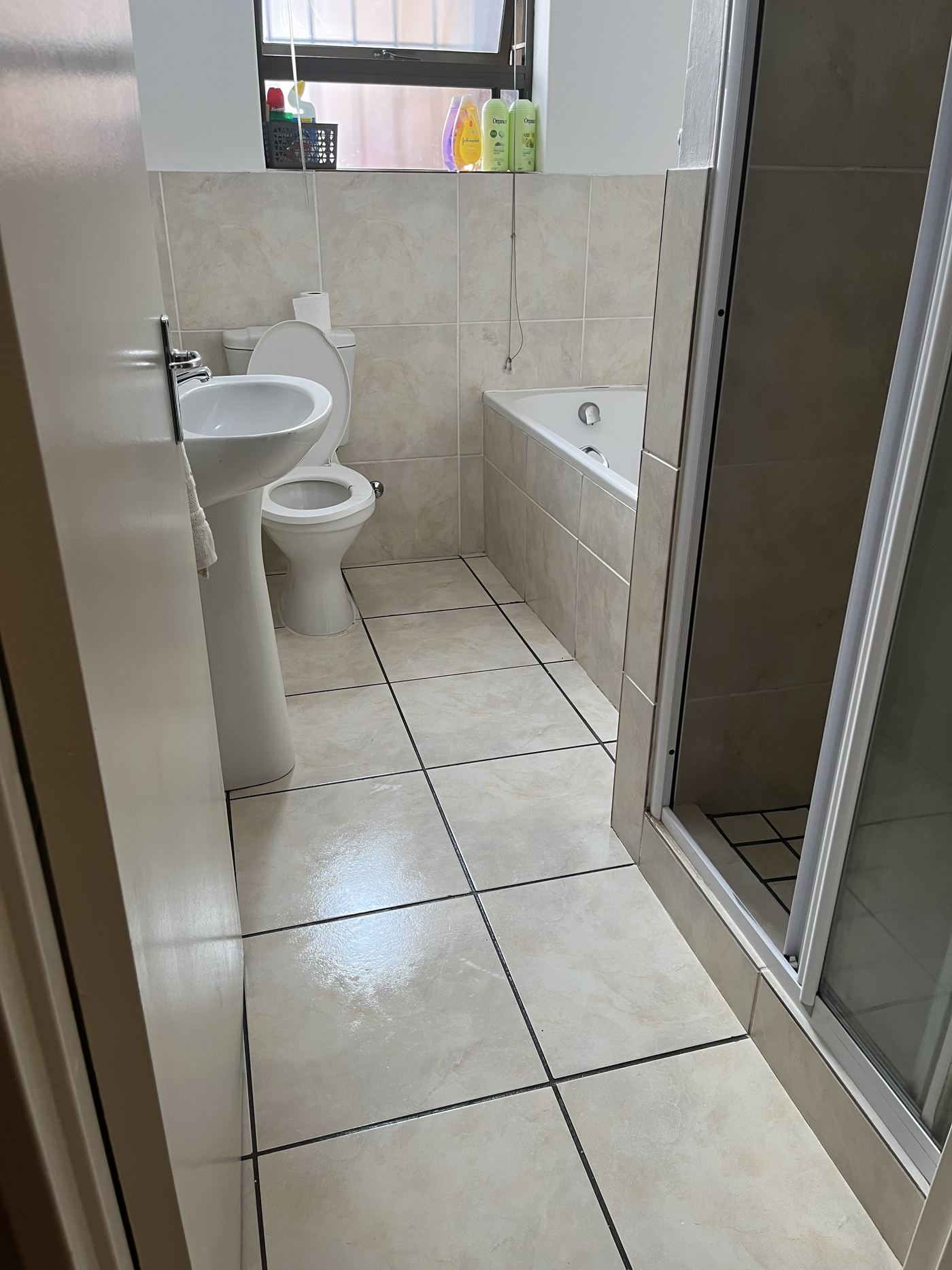 GLOMSA Group cleaning a bathroom surface